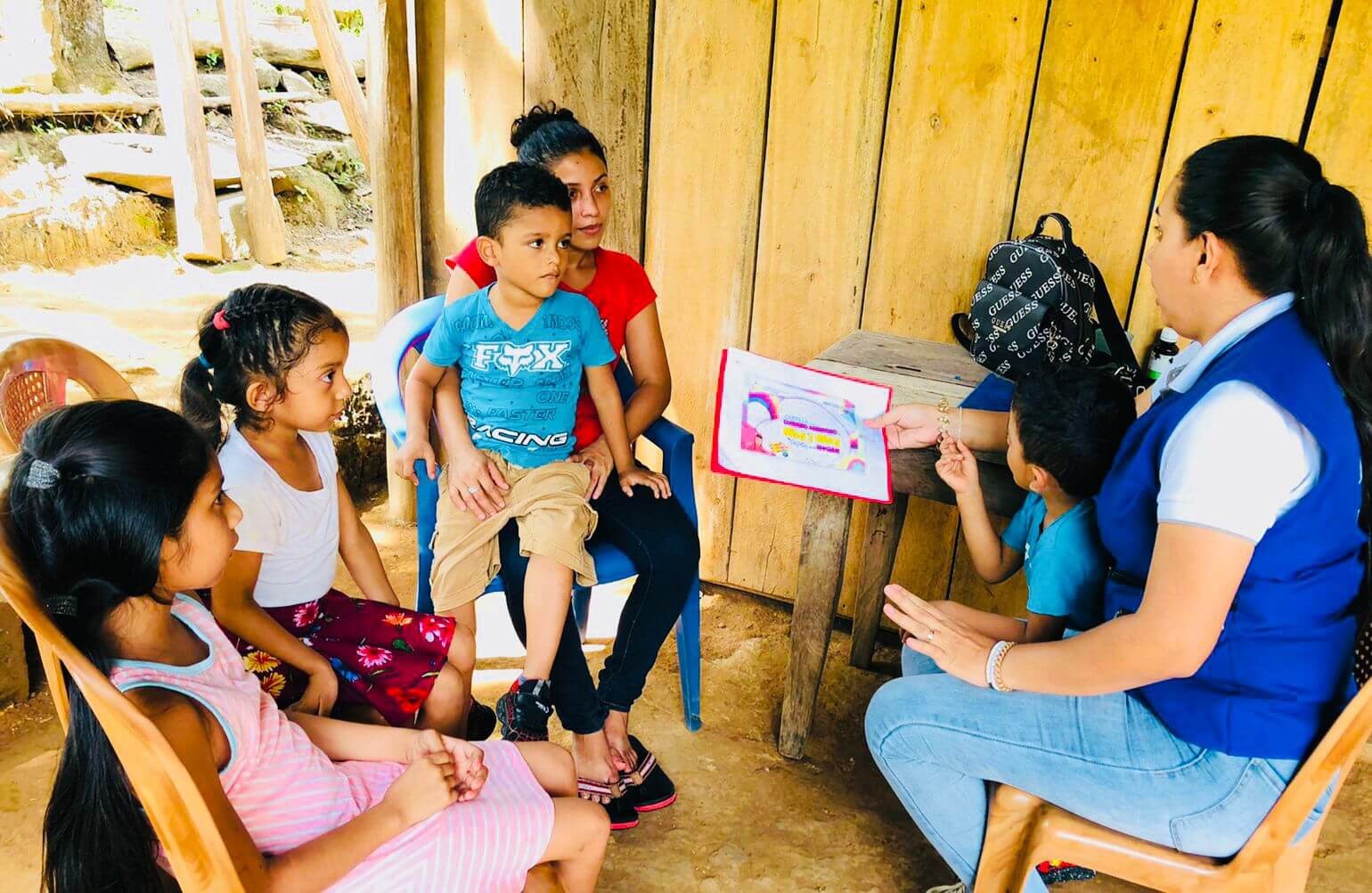 A nivel nacional se realizan visitas casa a casa, charlas comunitarias y asambleas de seguridad ciudadana donde las familias comparten sus experiencias y vivencias diarias, resaltando la importancia de construir hogares seguros.