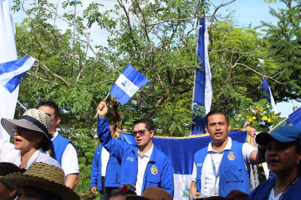 Servidoras y servidores públicos del Ministerio de la Familia, el día de hoy rindieron homenaje nuestros héroes nacionales en el santuario de San Jacinto, “Demostrando una vez más que somos un pueblo de Dignidad Nacional, de gran espíritu, de lucha por la Paz y la dignidad y la soberanía de nuestra Nicaragua”, palabra de la compañera Rosario Murillo.