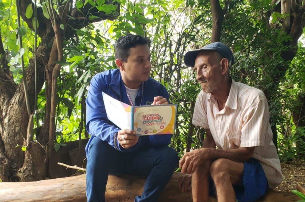 Conversando con las familias, el valor de reconocer los derechos de las personas con discapacidad, transmitiendo amor, respeto, dándoles un trato digno, a través de la Cartilla Atención y Cuido a las Personas con Discapacidad.