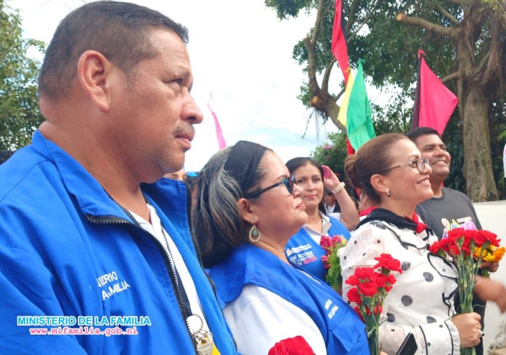 Servidores Públicos del MIFAMILIA, rinden homenaje al General en el municipio de Catarina, donde descansa sus restos, llevándole una ofrenda floral recordando su gesta heroica y su gran valentía por Amor a Nicaragua.