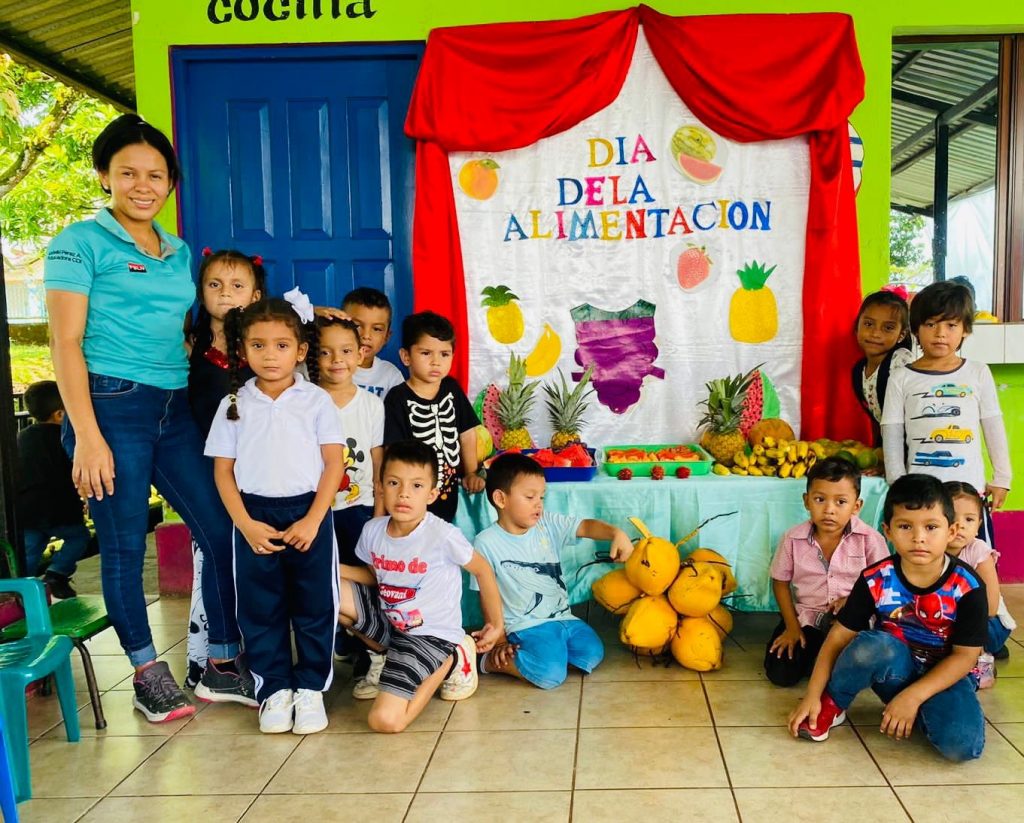 En el Día Mundial de la Alimentación, el Ministerio de la Familia, a través de la Primera Infancia, realizó Ferias de comidas saludables con niñas y niños de los diferentes Centros de Desarrollos Infantil, de todo el país, con el objetivo de fomentar una alimentación sana para el buen desarrollo de los más chiquit@s.