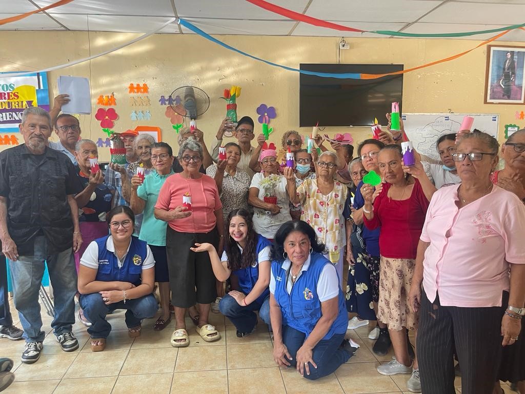 Los Adultos Mayores hicieron velas de foamy, adornos para el árbol de navidad, para decorar el hogar y para embellecer la misma casa club, las abuelitas y abuelitos, con gran alegría y entusiasmo creaban sus manualidades, este fue un tiempo que les ayudo a distraerse y recrearse a la vez.