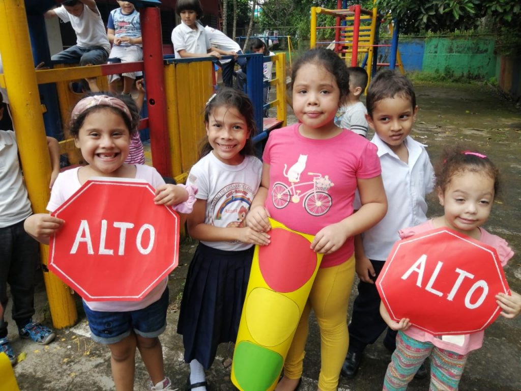 Con el objetivo de concientizar a las familias jinotepinas sobre el amor y protección de la vida, respetando las señales de tránsito, niñas y niños de CDI y adolescentes del Programa Amor, participan en Carnaval de Colores.