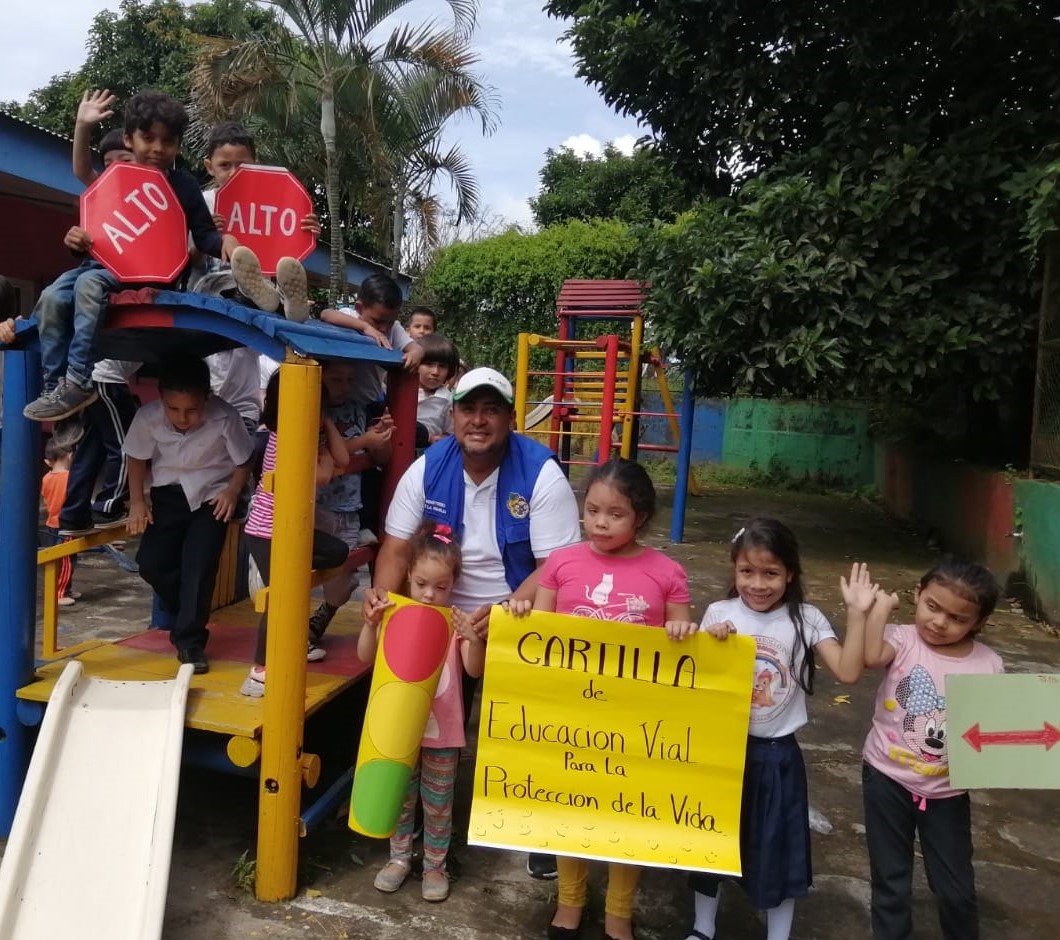 Con el objetivo de concientizar a las familias jinotepinas sobre el amor y protección de la vida, respetando las señales de tránsito, niñas y niños de CDI y adolescentes del Programa Amor, participan en Carnaval de Colores.