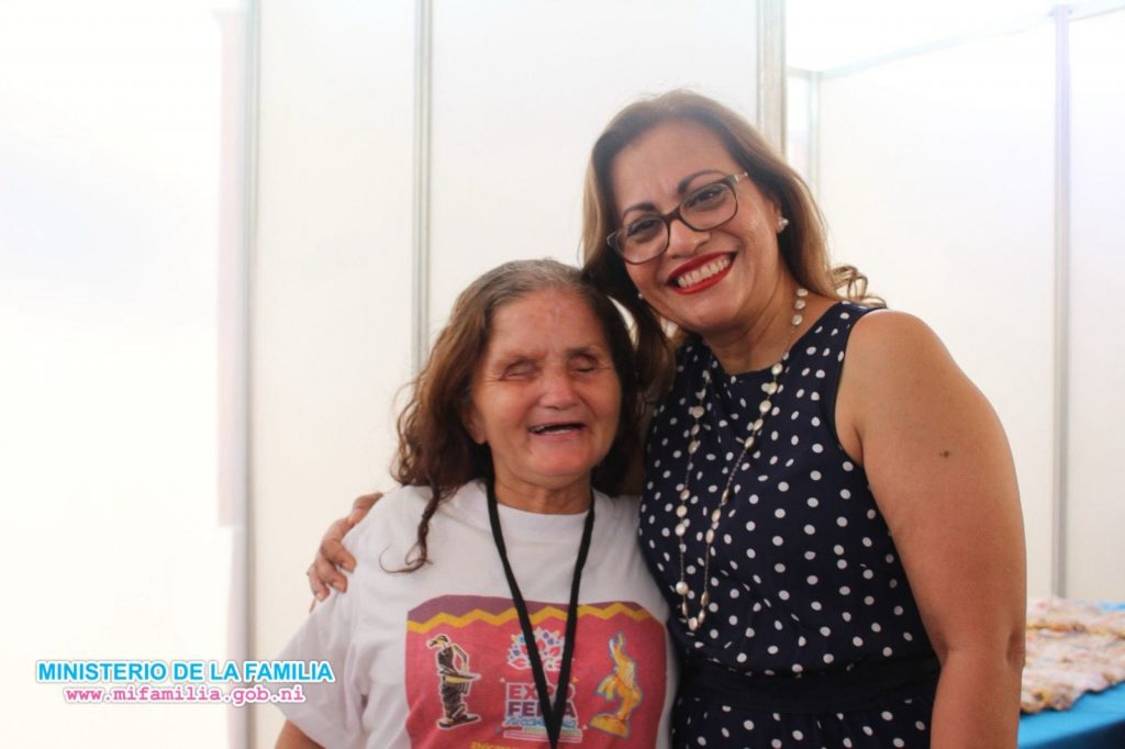 La ministra de la Familia, compañera Johana Flores, manifestó la admiración, el respeto para cada uno de los emprendedores por ese trabajo arduo y por el esfuerzo: "celebramos sus logros, que nuestros logros y los logros de un pueblo que vence y que seguirá venciendo de la mano de Dios y de nuestro presidente Cmdte. Daniel y nuestra vicepresidencia Cra. Rosario".